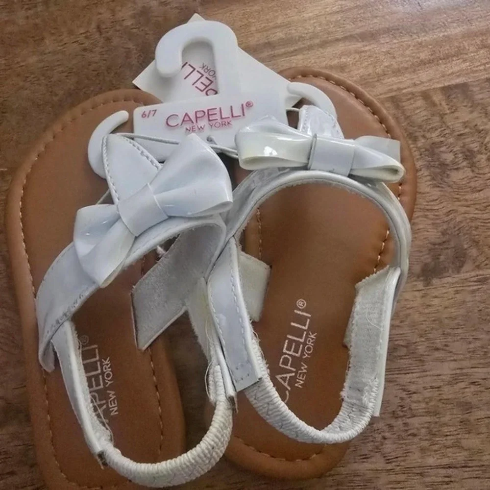 White Capelli New York girl sandals with bow detail size 6/7